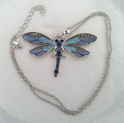 Nuevo Collar Libélula Acentuada Esmalte Azul Detalle Tono Plateado y Cristal Foto 1 de 4