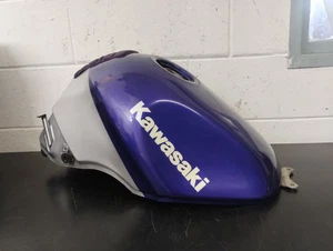 SERBATOIO BENZINA ORIGINALE  KAWASAKI  ZZR 600 ANNI 1997 1998 1999 2001 - Foto 1 di 22