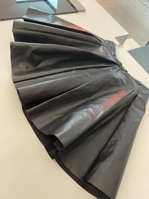 Minifalda de cuero Emilia Wickstead Foto 1 de 4