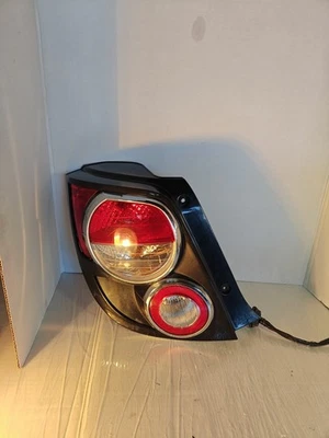 2012-2026 雪佛兰 Sonic LT Turbo 左驱动侧尾灯组件 原始设备制造商 — 第 1/4 张图片