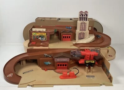 Vintage Hot Wheels Cars Sto N Go Lot Service Center City And Freight Yard 80s - Image 1 of 4