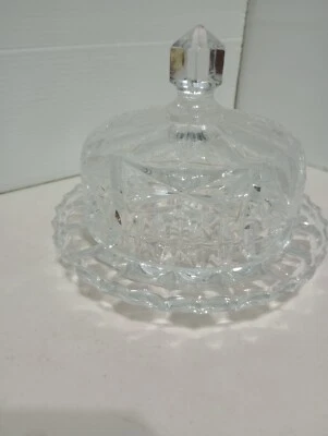 Prato de manteiga/queijo de vidro vintage com cúpula - Imagem 1 de 4
