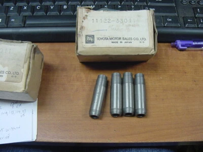 4 guias de válvula de admissão Toyota Celica Corona Cressida + Wagon HiAce HiLux 16R 18R - Imagem 1 de 2