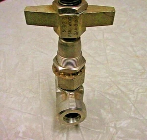 HOKE 21Y Angle Needle Valve | 1/8" IPS x 1/4" Tube O.D | 5,000 | Stainless Steel - Picture 1 of 11
