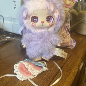 Liila's Glückskatze Plüsch lila mit rosa Cutie Stofftier & Lätzchen mit blauem Band Neu - Bild 1 von 11