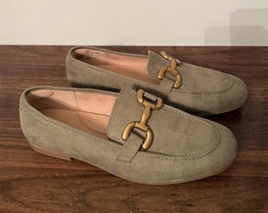 NUEVO Time and Tru Mujer Imitación Gamuza Oliva Sin Cordones Hebilla Dorada Mocasines Planos 10 - Imagen 1 de 7