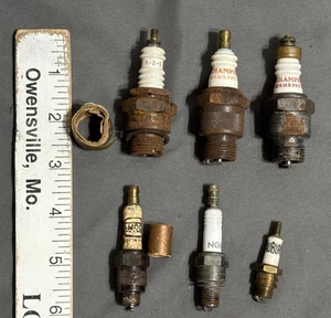 Lot vtg Car Motorcycle SPARK PLUGS Champion 5 COM 7 RS2 AUBURN AMOCO NGK C-7HS - Bild 1 von 15