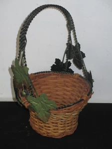 Cesta de mimbre de 12" de alto con decoración de hiedra metálica alrededor del mango nueva sin etiquetas - Imagen 1 de 4