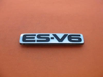 00 01 02 MAZDA 626 ES V6 TAMPA TRASEIRA DO PORTA-MALAS EMBLEMA CROMADO LOGOTIPO EMBLEMA PLACA SÍMBOLO FABRICANTE DE EQUIPAMENTO ORIGINAL - Imagem 1 de 4