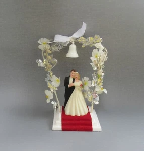 Original Vintage Braut & Bräutigam Blumenbogen Hochzeitstorte Topper Deko 50er Jahre? - Bild 1 von 5