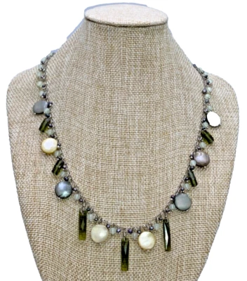 Collar con flecos de cuentas de vidrio transparente y metálico verde madreperla LIA SOPHIA Foto 1 de 3