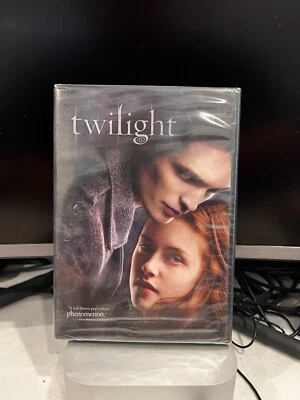 Twilight (2008 DVD) Kristen Stewart Robert Pattinson Billy Burke  Taylor Lautner - Image 1 of 2