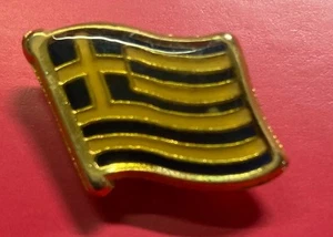 EIN VINTAGE 1,5cm x 1cm EMAILLIERTES METALL ABZEICHEN "GRIECHISCHE NATIONALFLAGGE" - Bild 1 von 1