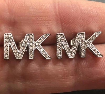 Aretes Michael Kors 6637 chapados en plata latón MK LOGO pavé circonita cúbica Foto 1 de 2