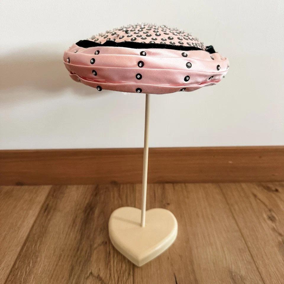 Винтажная женская шляпа-таблетка 50-х с атласными розовыми черными блестками с бисером и цветочным рисунком  - Изображение 1 из 4