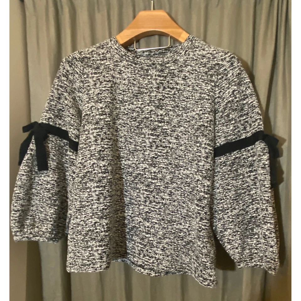 Suéter para mujer Karl Lagerfeld Paris negro blanco tejido texturizado manga lazo Foto 1 de 4