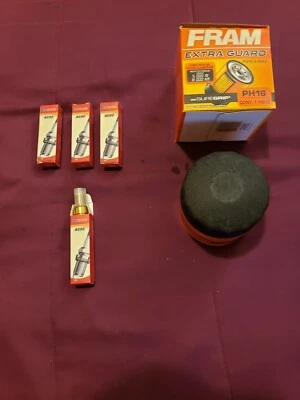 Bujías y filtro de aceite Jensen Healey. Foto 1 de 4