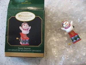 Hallmark Andenken Snowy Surprise Miniatur Mitgliedschaft Weihnachtsschmuck 1999 - Bild 1 von 5
