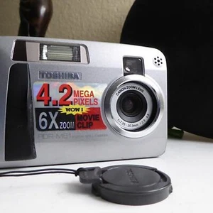 TOSHIBA PDR-M 81, 4.2 MP digital camera - Picture 1 of 8