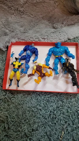 Xmen lot vintage 2 wolverines, beast, sabretooth, apocalypse Cover