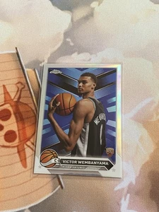 Victor Wembanyama 2023-24 Topps Chrome Rookie Refractor - San Antonio Spurs - Bild 1 von 2