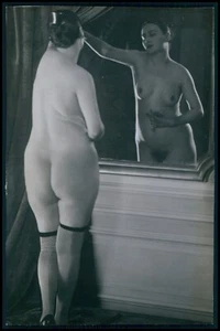 Espejo francés desnudo mujer espejo grande trasero Wyndham medias original 1920 foto postal - Imagen 1 de 2