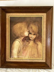 A Little Kiss Holz gerahmter Druck von Margaret KeaneBoy Kissing Girl MCM große Augen - Bild 1 von 7
