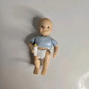 Fisher Price Loving Family bambino ragazzo camicia blu pannolino bottiglia capelli biondi figura - Foto 1 di 3
