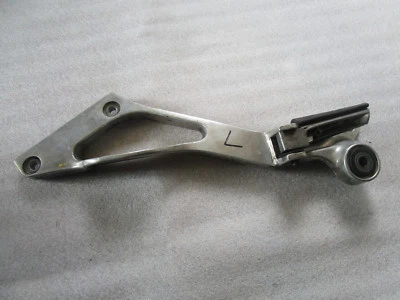 E1. Yamaha TDM 850 3VD Footpeg Holder Plate Holder Left + Footpeg — 第 1/3 张图片