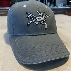 Sombrero Bordado Arcteryx Archaeopteryx De Colección - Casi Excelente - Lobo - Raro - Imagen 1 de 9