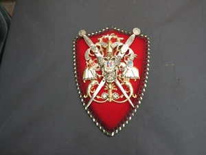 SPANISCHE WAPPENPLAKETTE AUF ROTEM FILZRÜCKEN - Bild 1 von 13