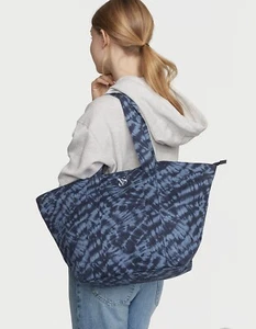 Bolso de hombro grande VICTORIA'S SECRET Tie Dye azul con cremallera de fin de semana nuevo con etiquetas - Imagen 1 de 4