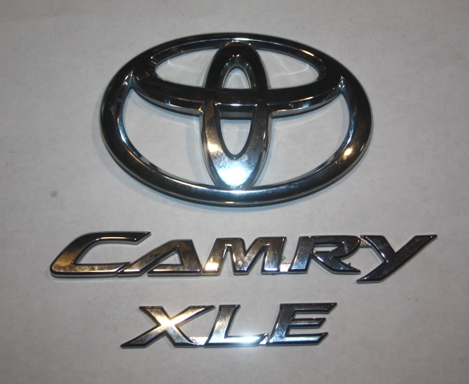 TOYOTA CAMRY XLE 2012-2017 MALETERO TRASERO TAPA ESCOTILLA EMBLEMA CONJUNTO CROMO OEM Foto 1 de 1