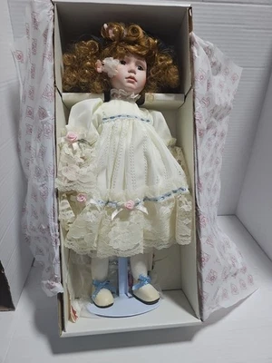 Dynasty Anna Collection 瓷娃娃 #D-190 ~ "ANNA" ~ 从未从盒中移除 — 第 1/3 张图片