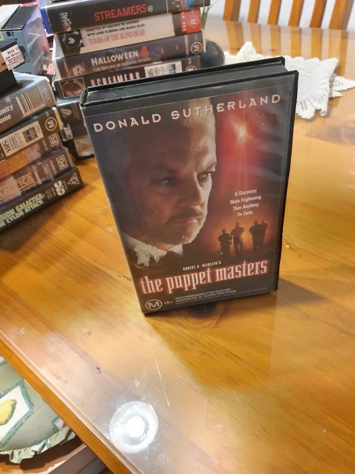 The Puppet Masters, Donald Sutherland, VHS Tape, Vintage Video, Movie, 1994 RARE - Image 1 of 3