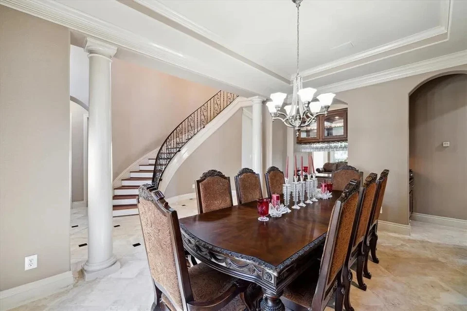 Juego de comedor Ashley Furniture North Shore con 8 sillas tapizadas y 2 hojas Foto 1 de 2