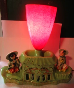 Vintage Green Ceramic Asian Men on Pagoda Table TV Lamp Red Fiberglass Shade - Picture 1 of 16