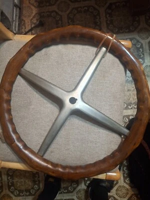 Volante de empresa de piezas de motor estándar de madera de 17’. Ford modelo a Foto 1 de 4