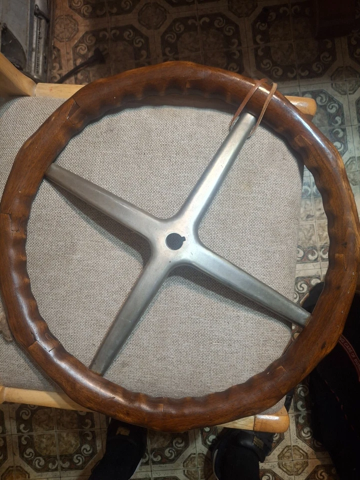 Volante de empresa de piezas de motor estándar de madera de 17’. Ford modelo a Foto 1 de 4