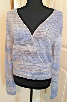 Top envolvente a rayas azul gris y blanco American Eagle Outfitters talla grande Y2K Foto 1 de 4