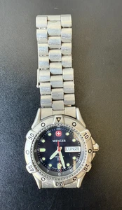 Wenger Taucheruhr Herren 200M blaues Ziffernblatt Stahl Daydate 096.0659 *braucht neue Batterie* - Bild 1 von 5