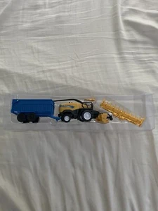 New Holland FR920 Harvester Wagon & Attachments - 1/62 Scale - by New-Ray - Picture 1 of 10