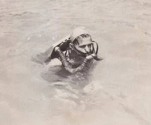 1928 Pressefoto Los Angeles Feuerwehrleute Test Queer Sauerstoffhelme Unterwasser - Bild 1 von 2