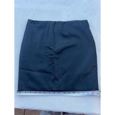 Minifalda Hollister negra de imitación de cuero XS detalle plisado con cremallera trasera Foto 1 de 4