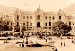 c1946 RPPC Palacio De Gobierno LIMA Peru Classic Cars & People VINTAGE Postcard - Bild 1 von 3