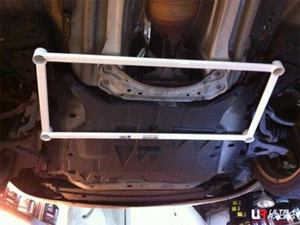 Barra inferior delantera de 4 puntos Ultra Racing para VOLVO S80 2.0T '98-'06 2X4 (UR-LA4-193) - Imagen 1 de 5