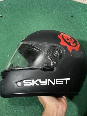 MOTO USADA CON CASCO GRANDE Foto 1 de 4