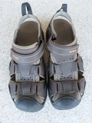Sandalias de pescador Crocs Swiftwater de cuero marrón. Hombre 10 Foto 1 de 4