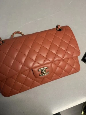 Bolso de Hombro CHANEL Clásico Doble Solapa Cuero de Cordero Foto 1 de 4