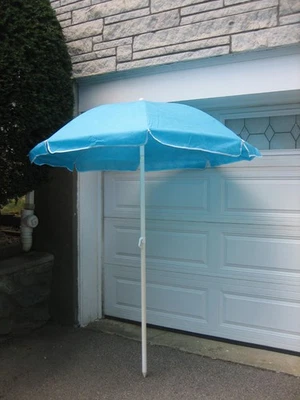 "Sombrilla de playa y patio vintage 79"" de largo 60+-"" a través de paraguas azul" Foto 1 de 4